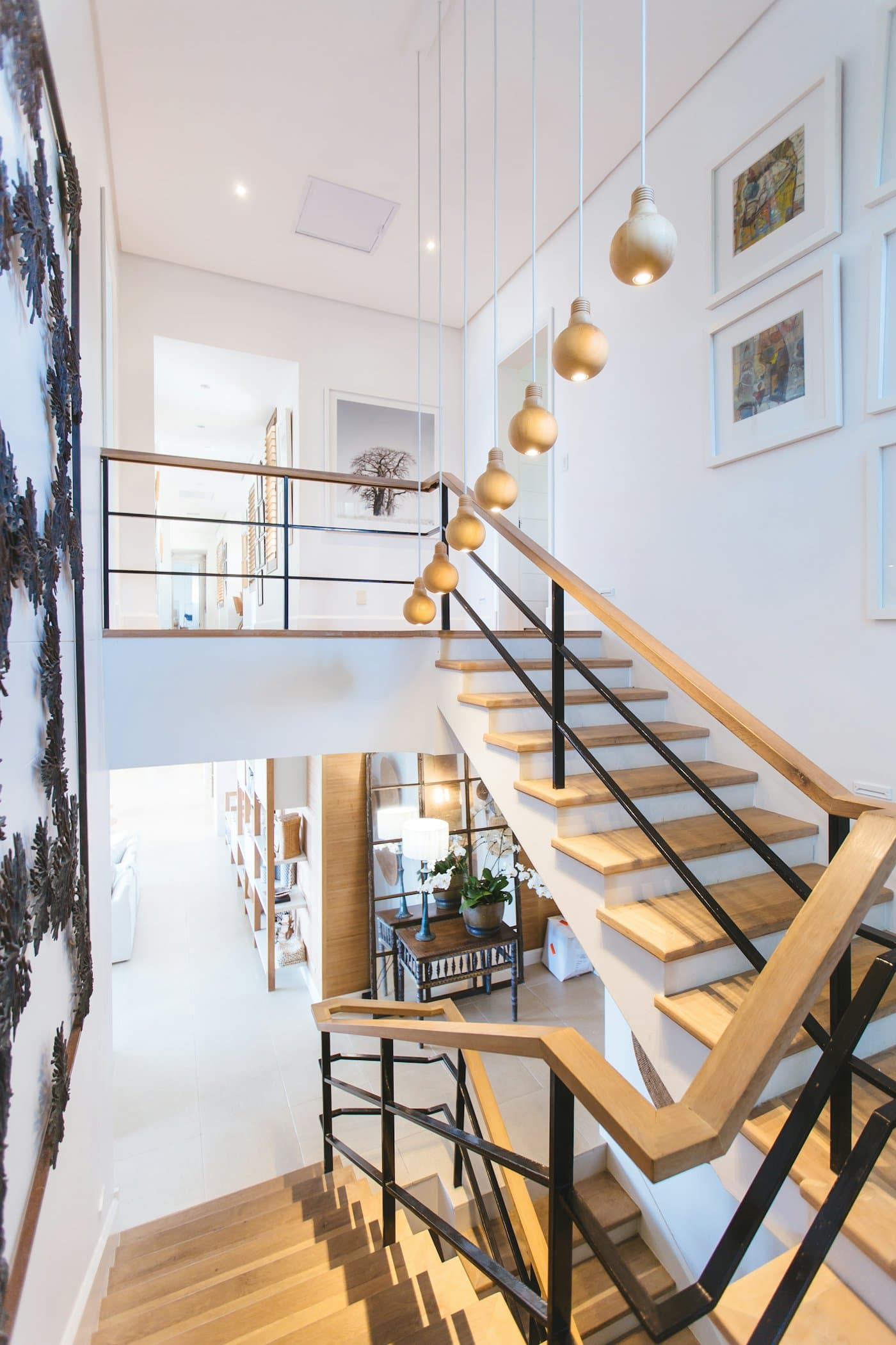 Escalier suspendu et verrière d'atelier dans un duplex