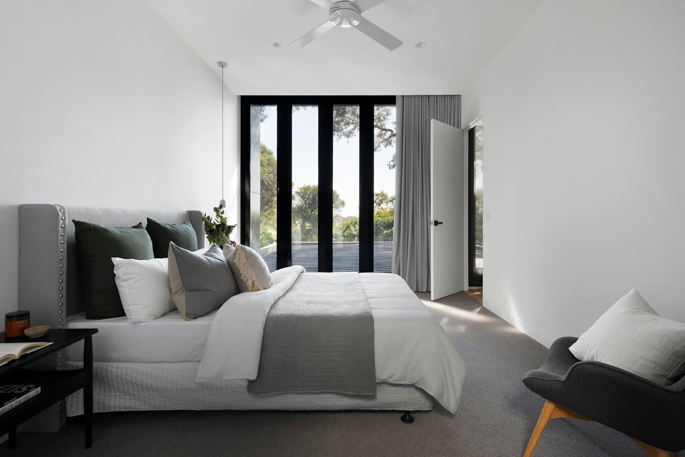 Chambre aux tons gris ouvrant sur le jardin