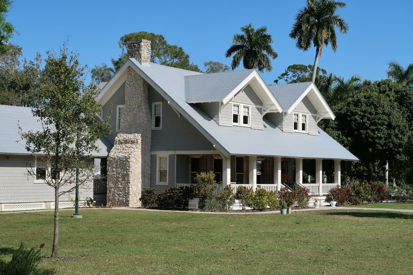 Maison de ville grise avec jardin