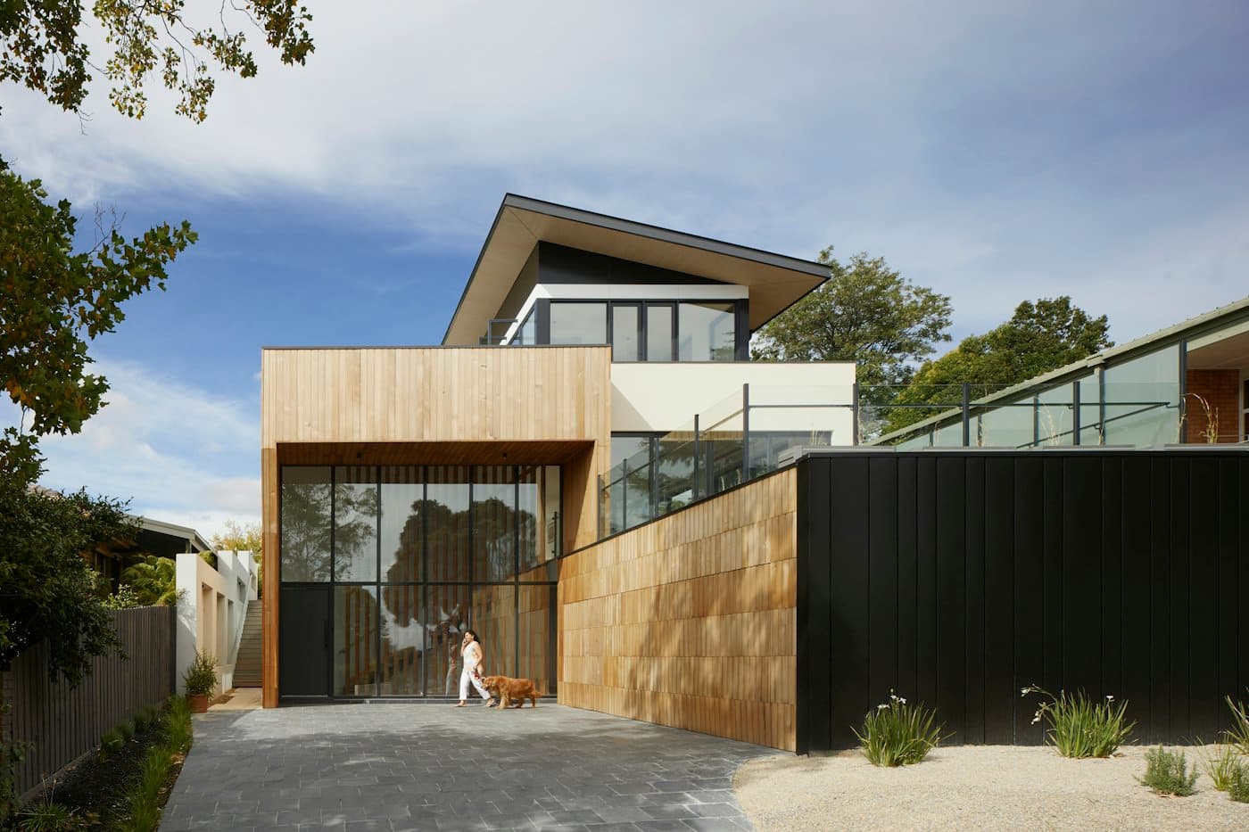 Façade en bardage bois et bardage noir d'une maison d'architecte