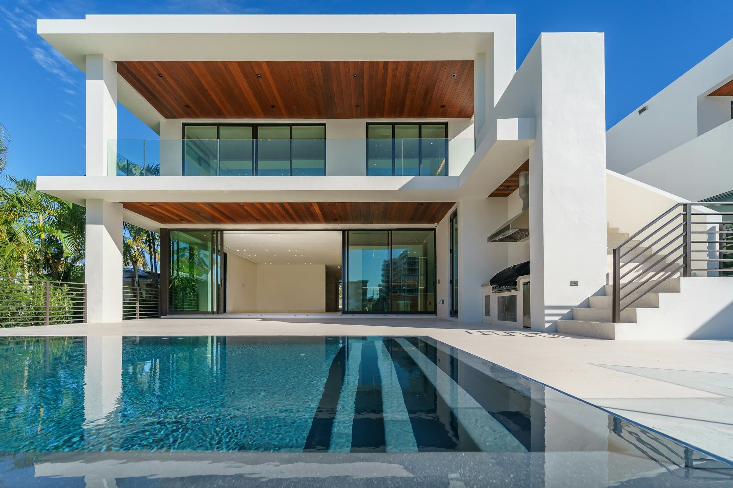 Villa avec piscine, vue depuis la terrasse